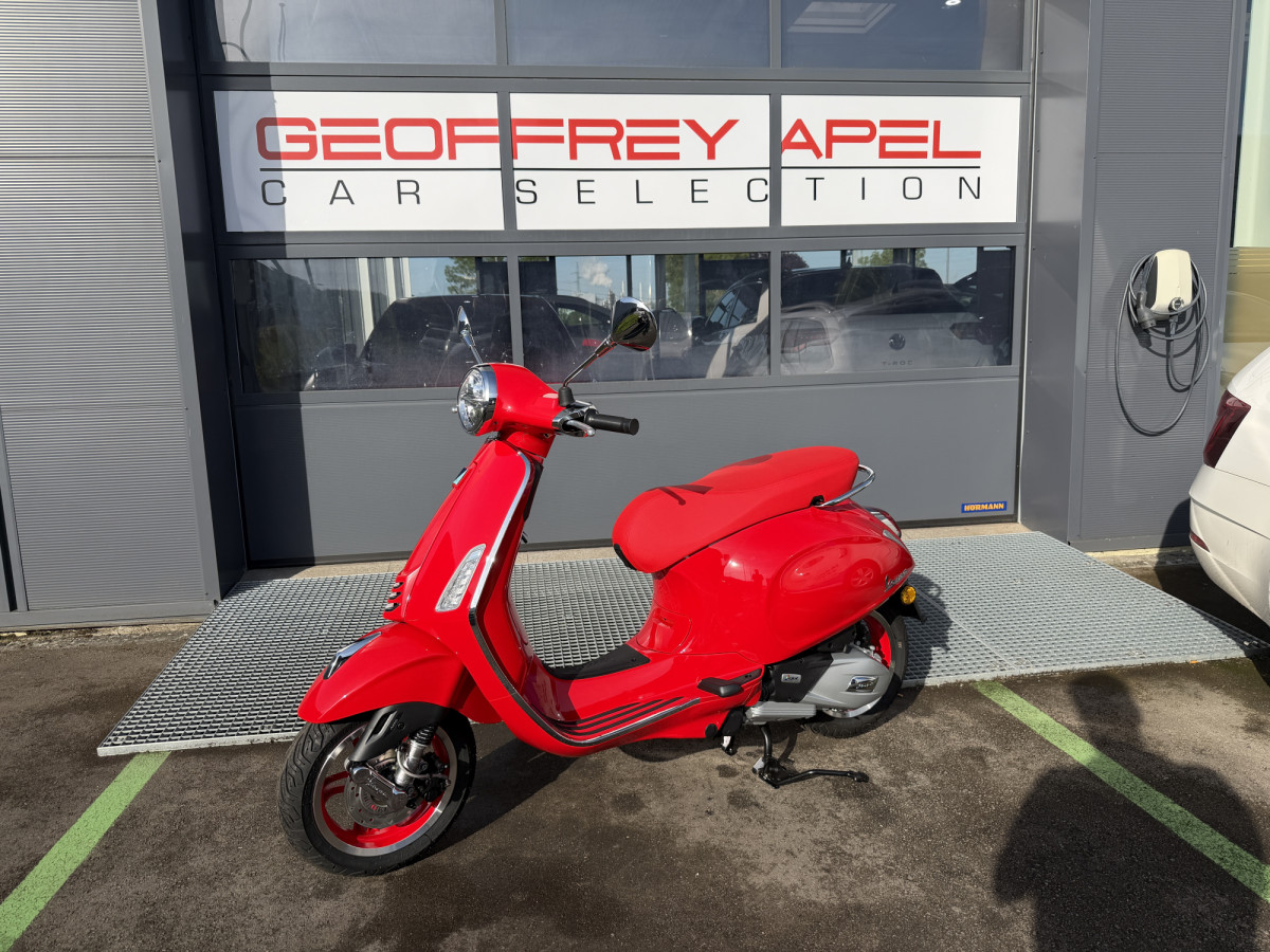 Vespa Primavera 125 RED