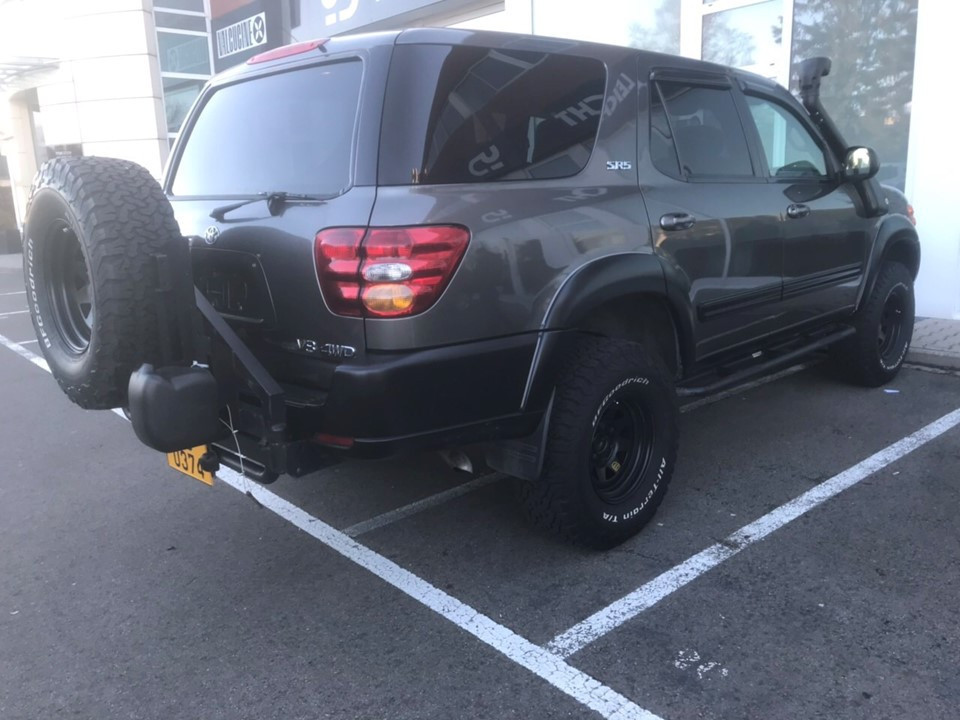 Toyota Sequoia SR5 V8  4WD 8 places