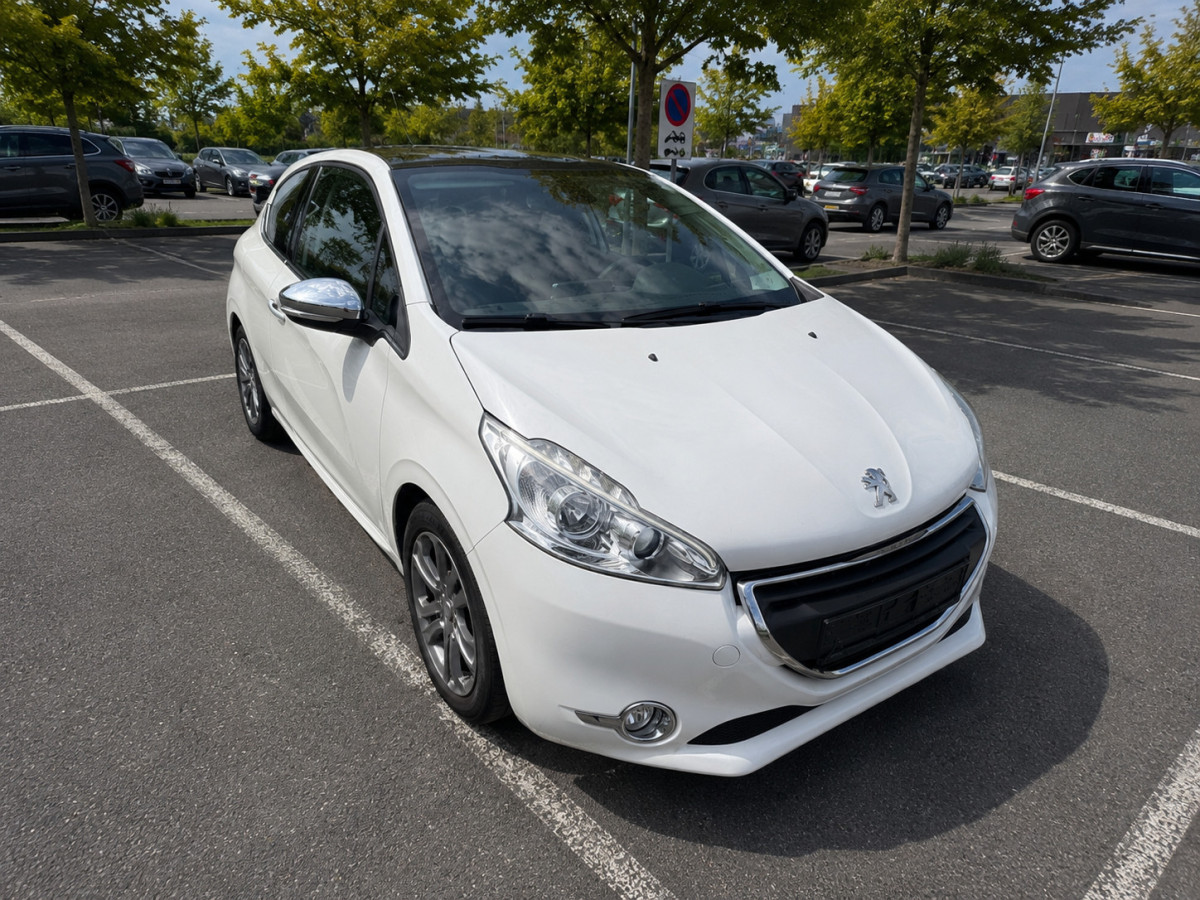 Peugeot 208 1.6 16v Allure Pano Navi PDC