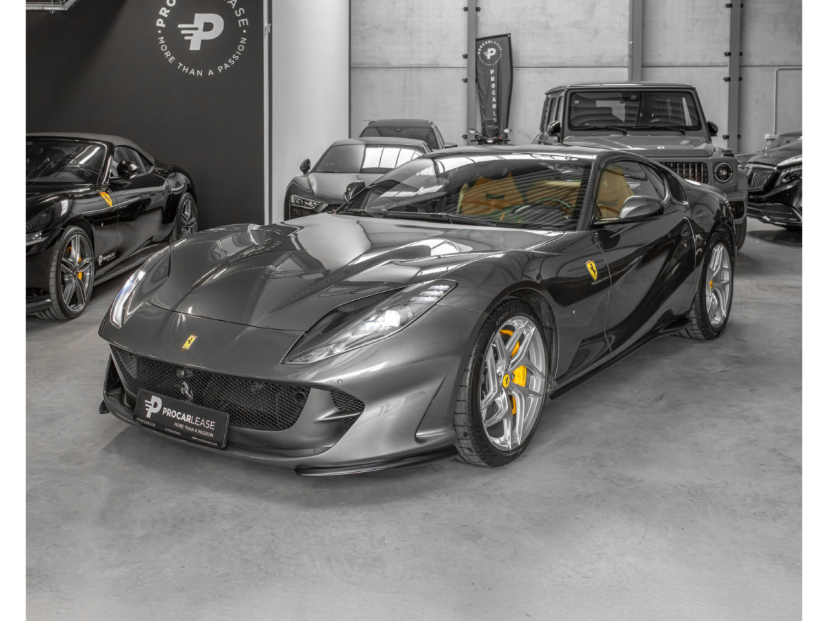 Ferrari 812 Superfast SUPERFAST/ 1 HAND / RACING SEATS / DISPLAY / CARBON / 20* / SILVERSTONE GRIGIO