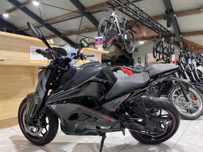 Ultraviolette F77 SuperStreet Cosmic Black