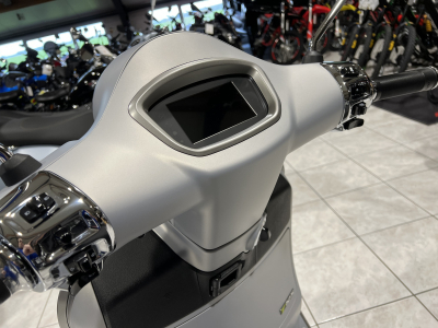 Vespa GTS Super Tech 125 Grigio entusiasta matt