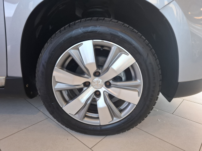 Peugeot 2008 1.6 E-HDI 92 ALLURE, B.AUTO ,1 HAND / 15600KM, CUIR, NAVI, TEMPOMAT, BLUETOOTH,GARANTIE 12 MOIS