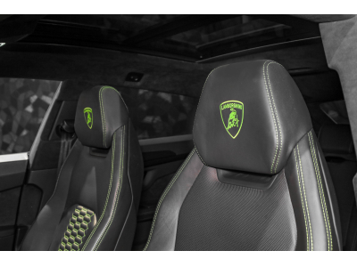 Lamborghini Urus V8 - NERO HELENE / VERDE