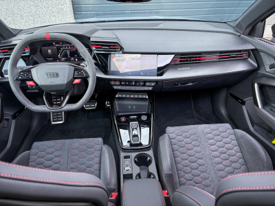 Audi RS3 Sportback 2.5 TFSI quattro/PERF/CARBONE/PANO/19/HUD/VOLL