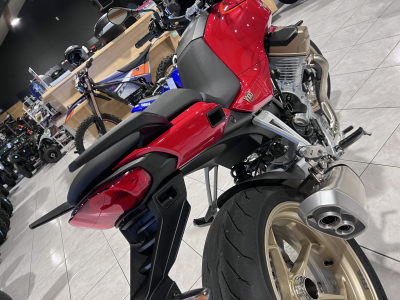 Moto Guzzi V 100 MANDELLO ROSSO MAGMA