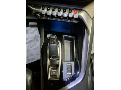 Peugeot 5008 2.0 BLUEHDI 180 GT 7 SITZE FOCAL PANO CUIR NAVI 1 HAND