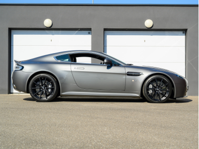 Aston Martin V12 Vantage S FRANCAISE | SUIVI | CARBONE | HAMMERHEAD SILVER | HOUSSE | CHARGEUR