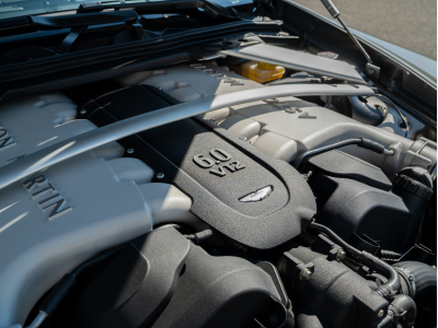 Aston Martin V12 Vantage S FRANCAISE | SUIVI | CARBONE | HAMMERHEAD SILVER | HOUSSE | CHARGEUR