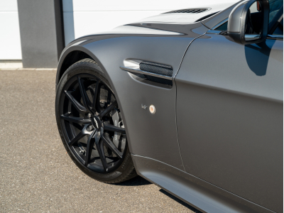 Aston Martin V12 Vantage S FRANCAISE | SUIVI | CARBONE | HAMMERHEAD SILVER | HOUSSE | CHARGEUR