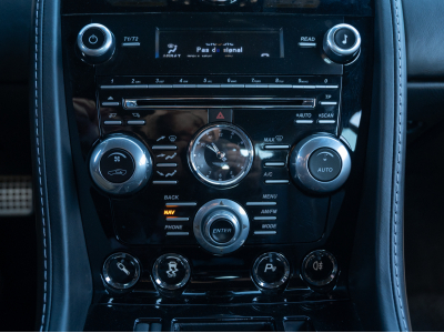 Aston Martin V12 Vantage S FRANCAISE | SUIVI | CARBONE | HAMMERHEAD SILVER | HOUSSE | CHARGEUR