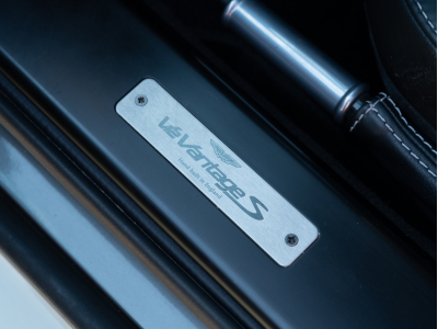 Aston Martin V12 Vantage S FRANCAISE | SUIVI | CARBONE | HAMMERHEAD SILVER | HOUSSE | CHARGEUR