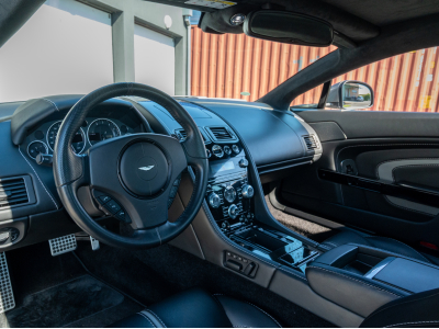 Aston Martin V12 Vantage S FRANCAISE | SUIVI | CARBONE | HAMMERHEAD SILVER | HOUSSE | CHARGEUR