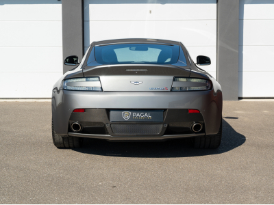Aston Martin V12 Vantage S FRANCAISE | SUIVI | CARBONE | HAMMERHEAD SILVER | HOUSSE | CHARGEUR