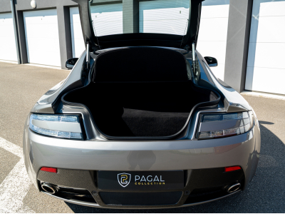 Aston Martin V12 Vantage S FRANCAISE | SUIVI | CARBONE | HAMMERHEAD SILVER | HOUSSE | CHARGEUR