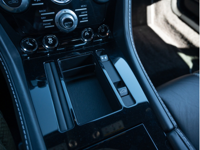 Aston Martin V12 Vantage S FRANCAISE | SUIVI | CARBONE | HAMMERHEAD SILVER | HOUSSE | CHARGEUR