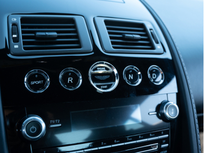 Aston Martin V12 Vantage S FRANCAISE | SUIVI | CARBONE | HAMMERHEAD SILVER | HOUSSE | CHARGEUR