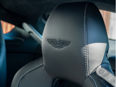 Aston Martin V12 Vantage S FRANCAISE | SUIVI | CARBONE | HAMMERHEAD SILVER | HOUSSE | CHARGEUR