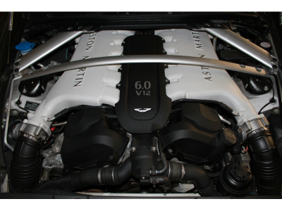 Aston Martin V12 Vantage S FRANCAISE | SUIVI | CARBONE | HAMMERHEAD SILVER | HOUSSE | CHARGEUR