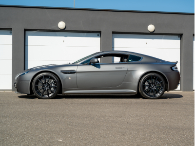 Aston Martin V12 Vantage S FRANCAISE | SUIVI | CARBONE | HAMMERHEAD SILVER | HOUSSE | CHARGEUR