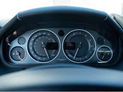 Aston Martin V12 Vantage S FRANCAISE | SUIVI | CARBONE | HAMMERHEAD SILVER | HOUSSE | CHARGEUR