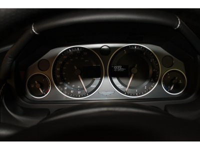 Aston Martin V12 Vantage S FRANCAISE | SUIVI | CARBONE | HAMMERHEAD SILVER | HOUSSE | CHARGEUR