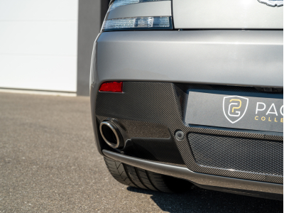 Aston Martin V12 Vantage S FRANCAISE | SUIVI | CARBONE | HAMMERHEAD SILVER | HOUSSE | CHARGEUR