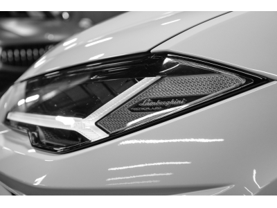 Lamborghini Urus V8 - BIANCO ICARUS METALLIC