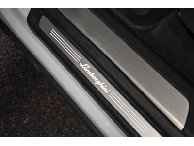 Lamborghini Urus V8 - BIANCO ICARUS METALLIC