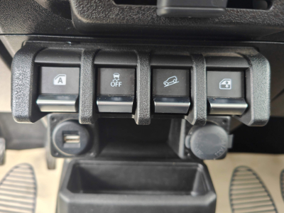 Suzuki Jimny 1.5i 4x4 UTILITAIRE CLIM ATTACHE REMORQUE BLUETOOTH SIEGES CHAUFFANTS