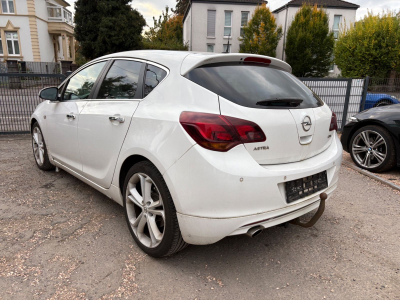 Opel Astra Astra J Lim. 5-trg. White Edition
