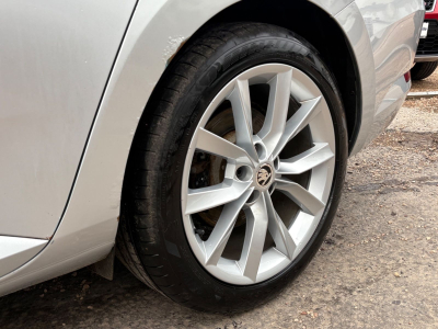 Skoda Superb Superb Lim. Style 150 PS / DSG / LEDER /