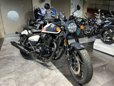 Royal Enfield Shotgun 650 stencil white