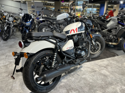 Royal Enfield Shotgun 650 stencil white