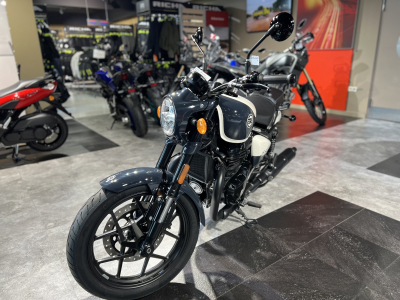 Royal Enfield Shotgun 650 stencil white