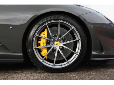 Ferrari 812 Superfast | GRIGIO SCURO | CARBONE | LIFT | CAMERA | MALUS INCLUS