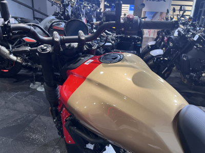 Royal Enfield Guerrilla 450 GOLD DIP