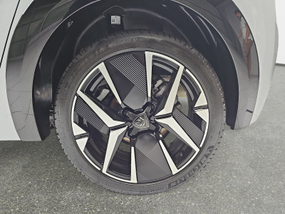 Peugeot 208 1.2 PureTech Hýbrid 110 E-DSC6 GT