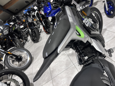 Zeeho C!ty Sport 3500 W ROAD autonomie  74 km  homologuée 45 Km/h.