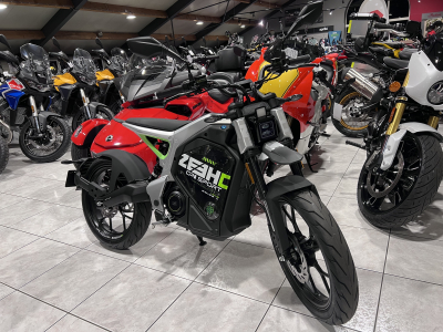 Zeeho C!ty Sport 3500 W ROAD autonomie  74 km  homologuée 45 Km/h.