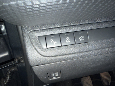 Peugeot 208 1.2 ESSENCE 110CV