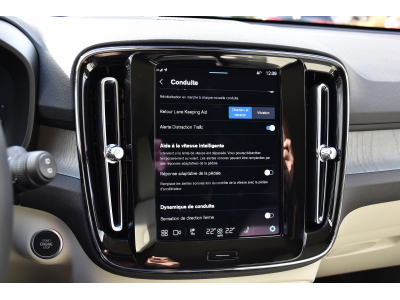 Volvo XC40 2.0 B3 MHEV Plus Dark DCT