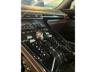 Aston Martin DB12 COUPE/V8/BLACK ON BLACK/ B&W/360°/SEAT VENT/