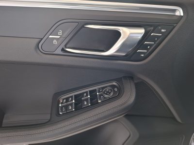 Porsche Macan 2.0 265 NEW MODEL PACK CHRONO PANO CUIR NAVI 1 HAND