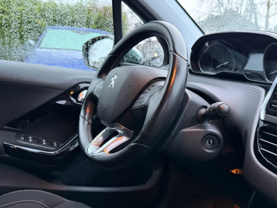 Peugeot 208 Allure/5xTÜRER/KAMERA/SCHECKHEFT/