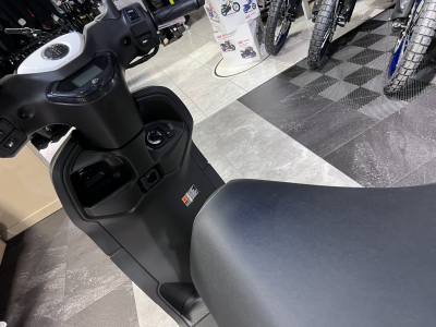 Yamaha NEOs 50 (Inclue 2 batteries )