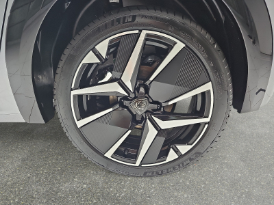 Peugeot 208 1.2 PureTech Hýbrid 110 E-DSC6 GT