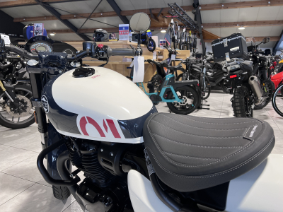 Royal Enfield Shotgun 650 stencil white