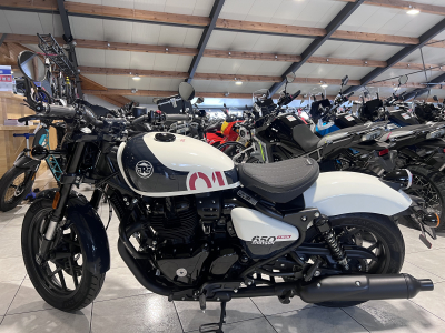 Royal Enfield Shotgun 650 stencil white