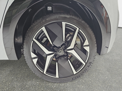 Peugeot 208 1.2 PureTech Hýbrid 110 E-DSC6 GT